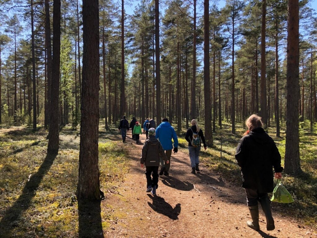 Isovanhemmat ja lapset metsään!